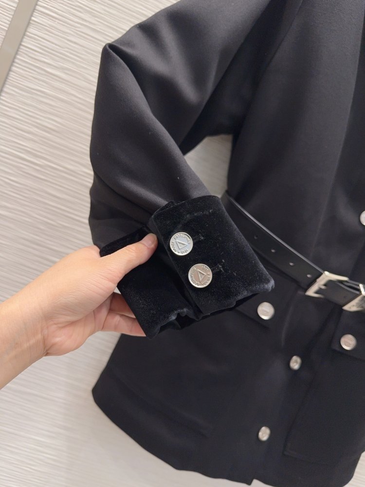 Пальто с бархатными лацканами и манжетами фото 3