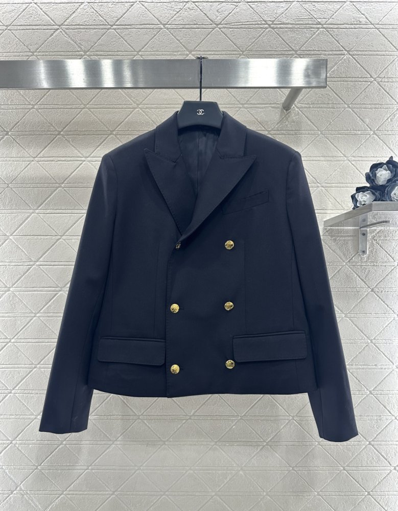 Пальто с прямыми плечами и двубортным кроем