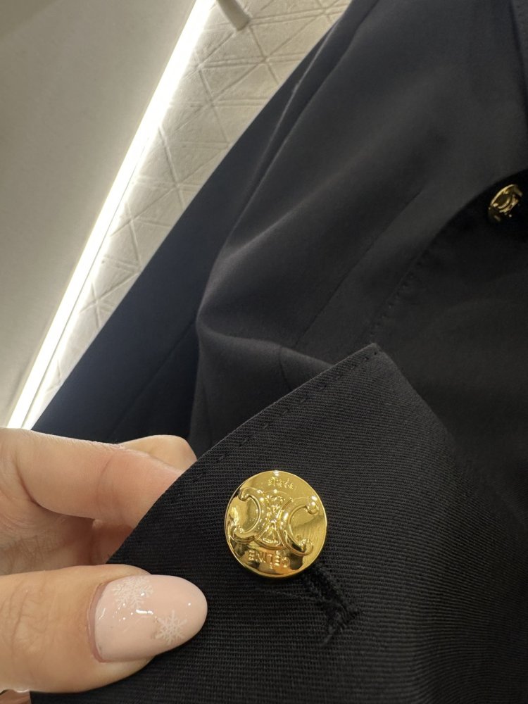 Пальто с прямыми плечами и двубортным кроем фото 6