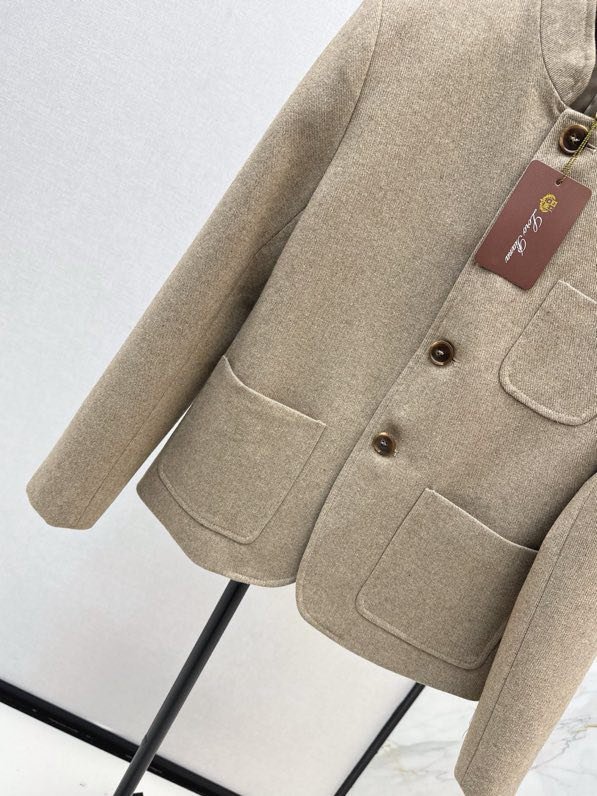 Coat from collar reception фото 4