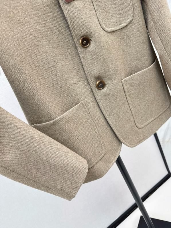 Coat from collar reception фото 6