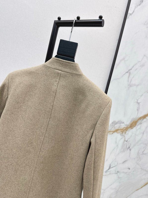 Coat from collar reception фото 7