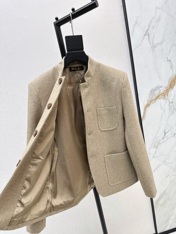 Coat from collar reception фото 8