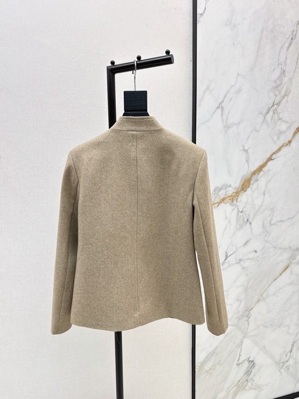 Coat from collar reception фото 9