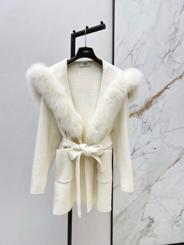 Пальто шерстяное с лисьим мехом