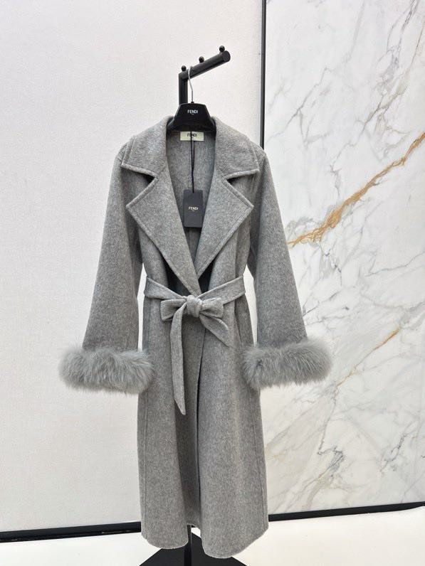 Пальто женское с отделкой из лисьего меха