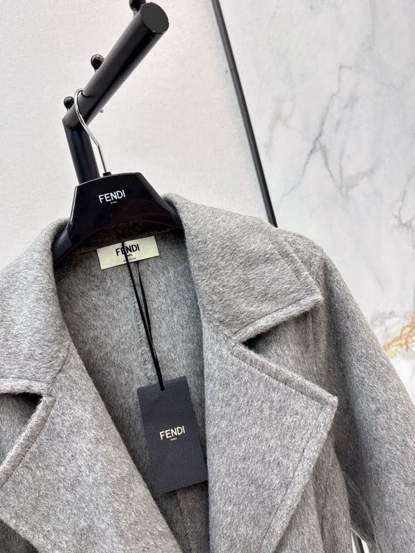 Пальто женское с отделкой из лисьего меха фото 2