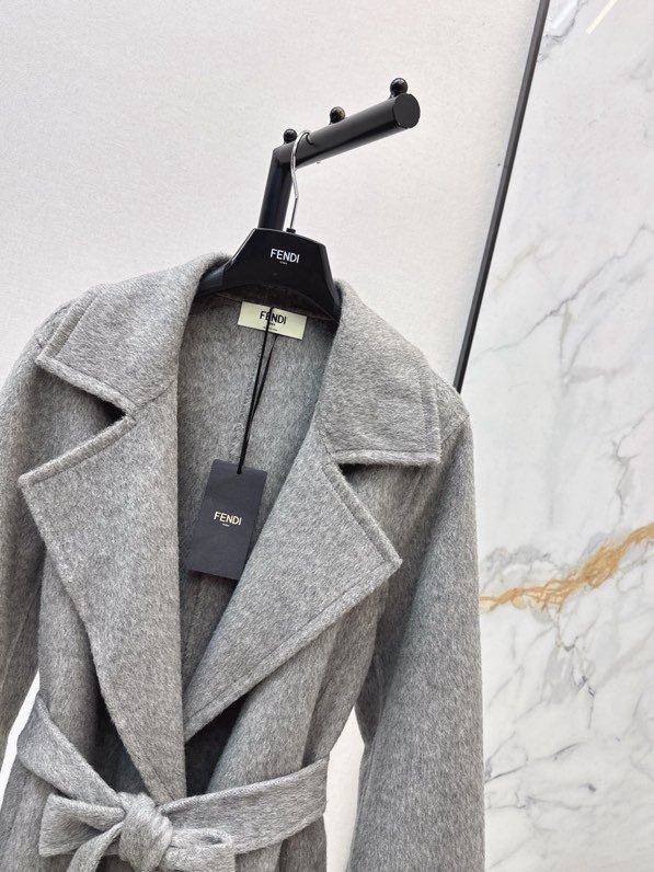 Пальто женское с отделкой из лисьего меха фото 4