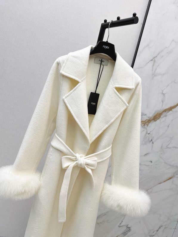 Пальто жіноче з обробкою з лисячого хутра фото 4