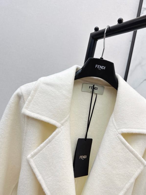 Пальто жіноче з обробкою з лисячого хутра фото 6