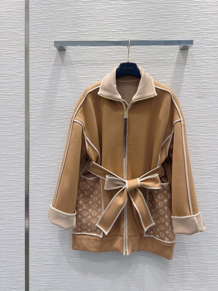 Coat women's from belt фото 2