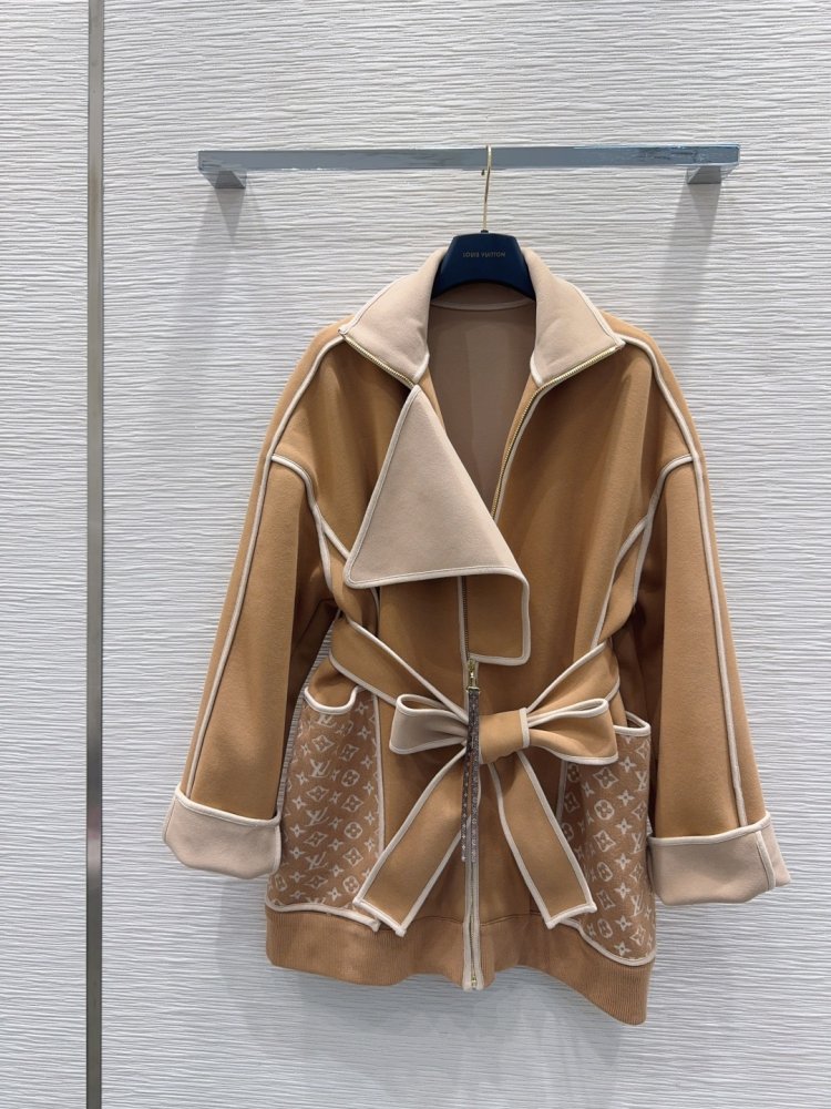 Coat women's from belt фото 3