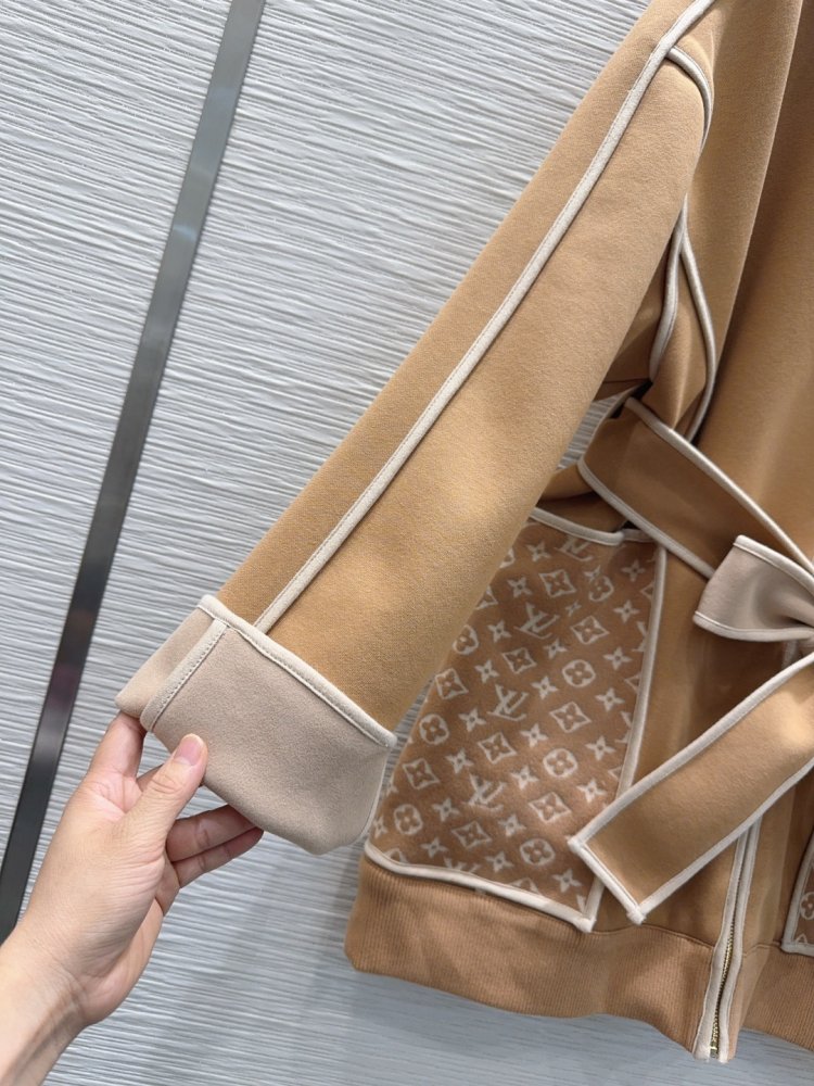 Coat women's from belt фото 6