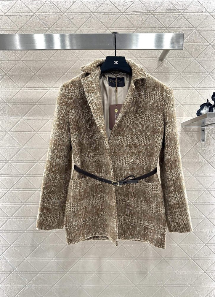 Пиджак с лацканами и поясом