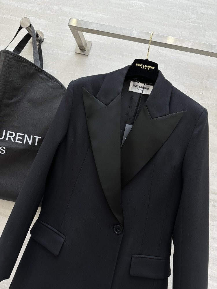 A jacket from sharpened лацками and one a button female фото 3