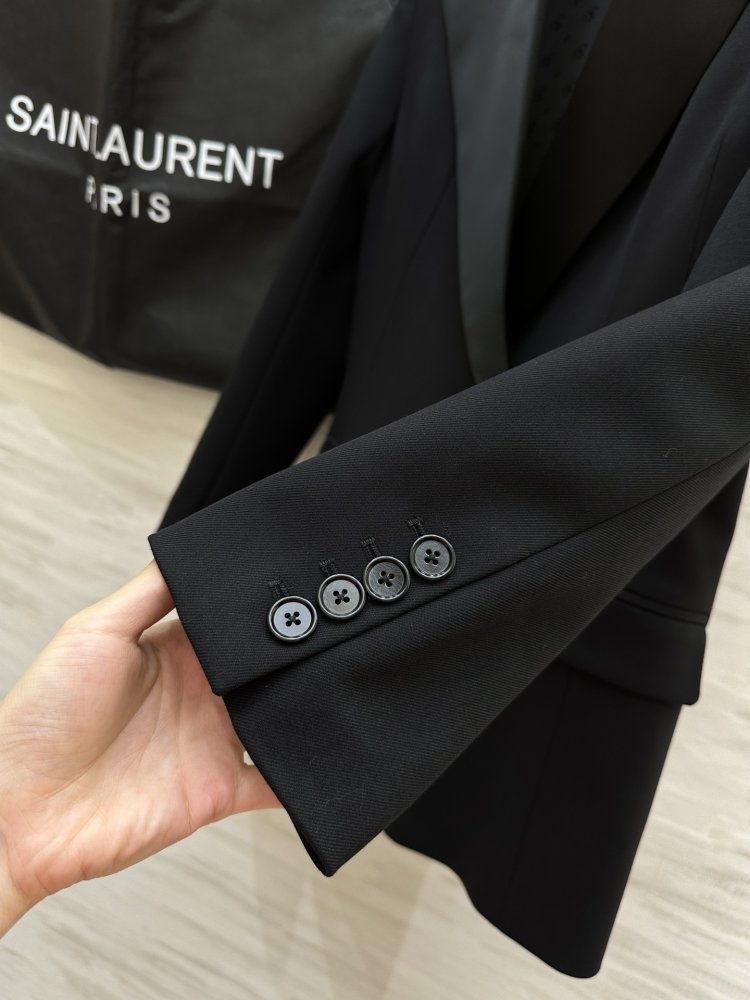 A jacket from sharpened лацками and one a button female фото 5