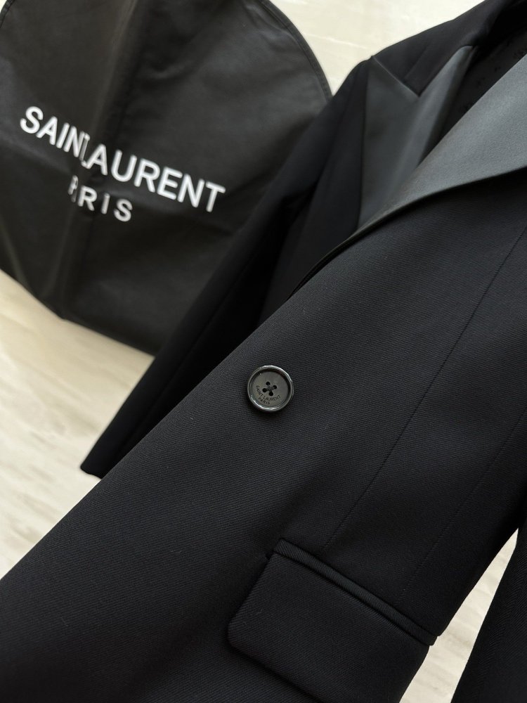 A jacket from sharpened лацками and one a button female фото 6