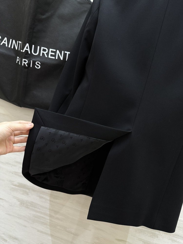 A jacket from sharpened лацками and one a button female фото 9