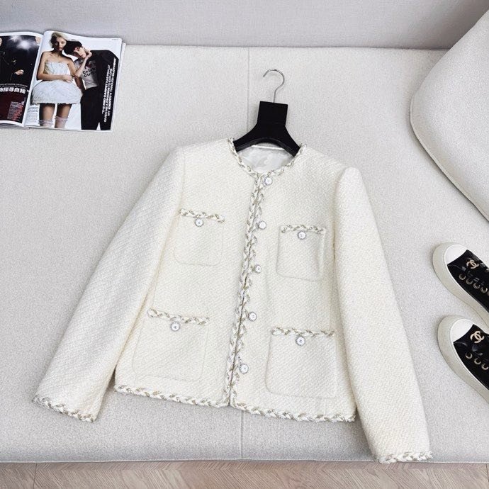 A jacket tweed female