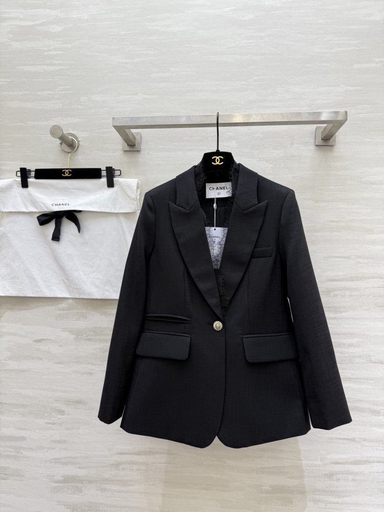 Піджак жіночий чорний з мереживний обробкою