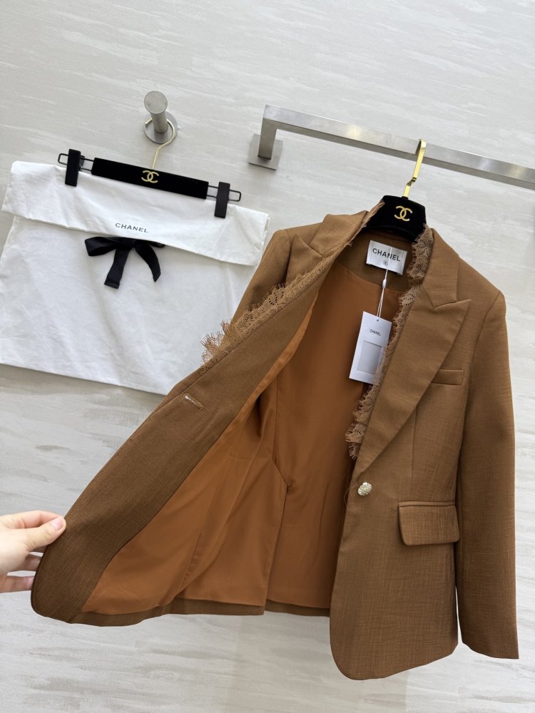 Пиджак женский коричневый с кружевной отделкой фото 2