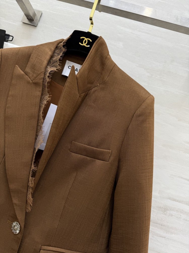 Пиджак женский коричневый с кружевной отделкой фото 3