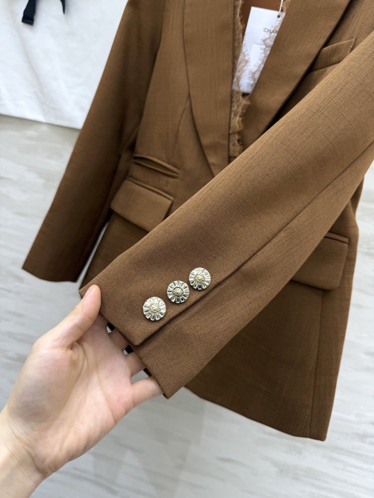 Пиджак женский коричневый с кружевной отделкой фото 4