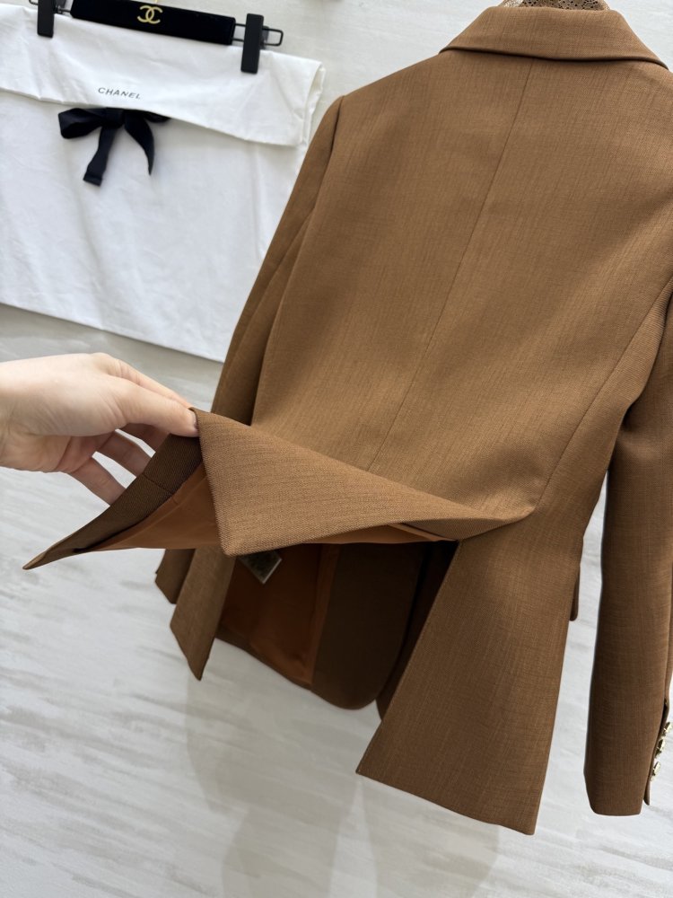 Пиджак женский коричневый с кружевной отделкой фото 7