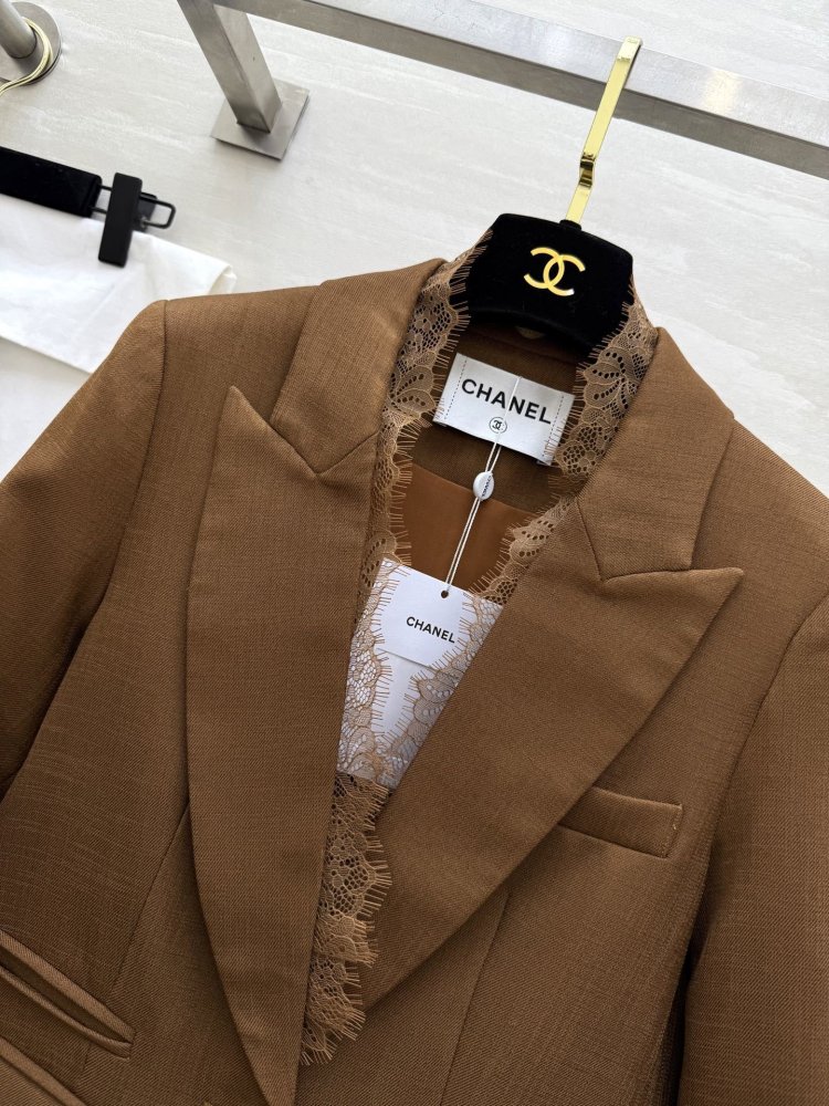 Пиджак женский коричневый с кружевной отделкой фото 8