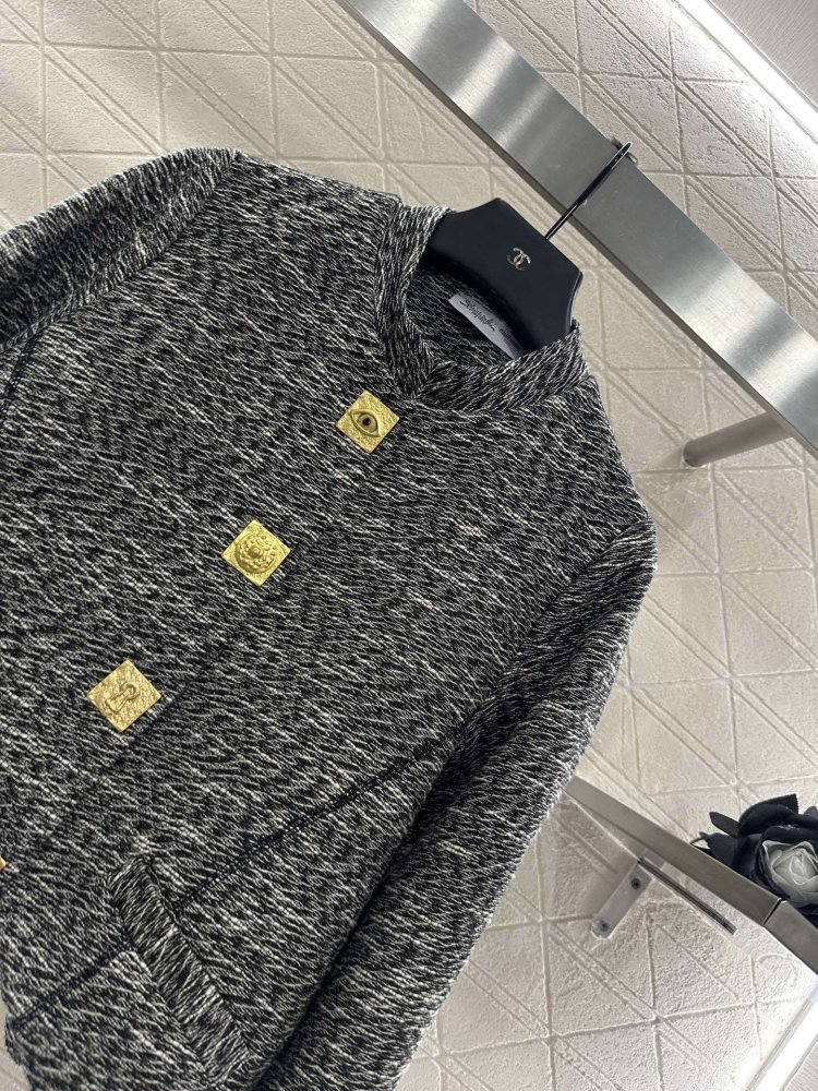 A jacket female from direct shoulders and lapels фото 3