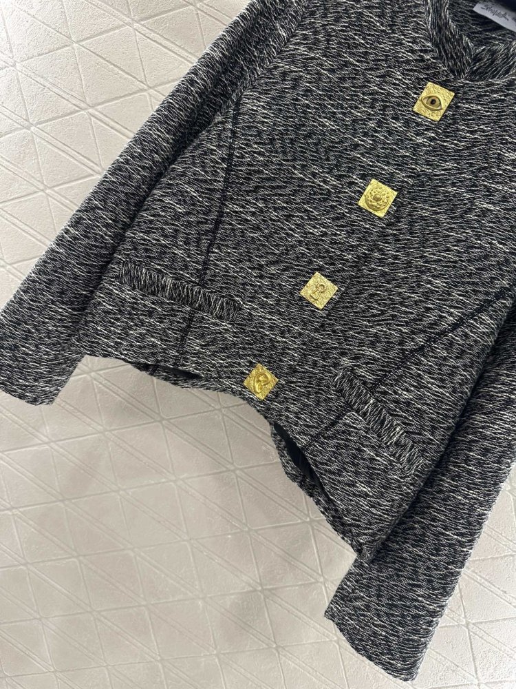 A jacket female from direct shoulders and lapels фото 4