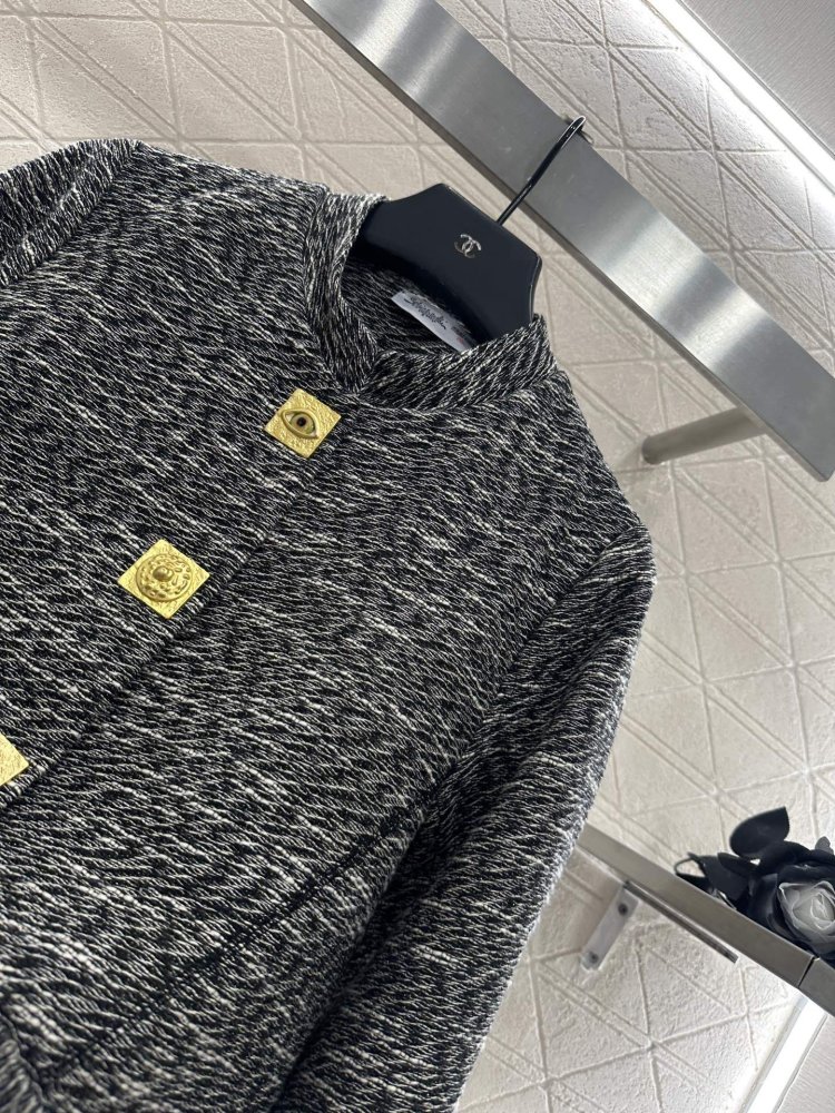 A jacket female from direct shoulders and lapels фото 5