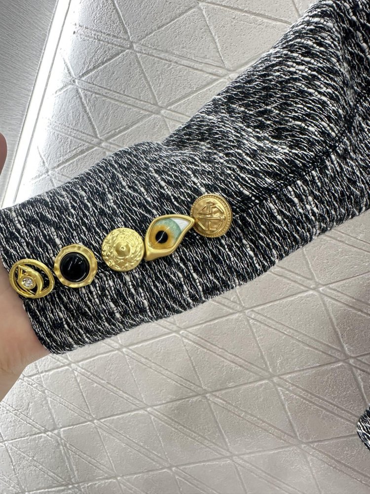 A jacket female from direct shoulders and lapels фото 6