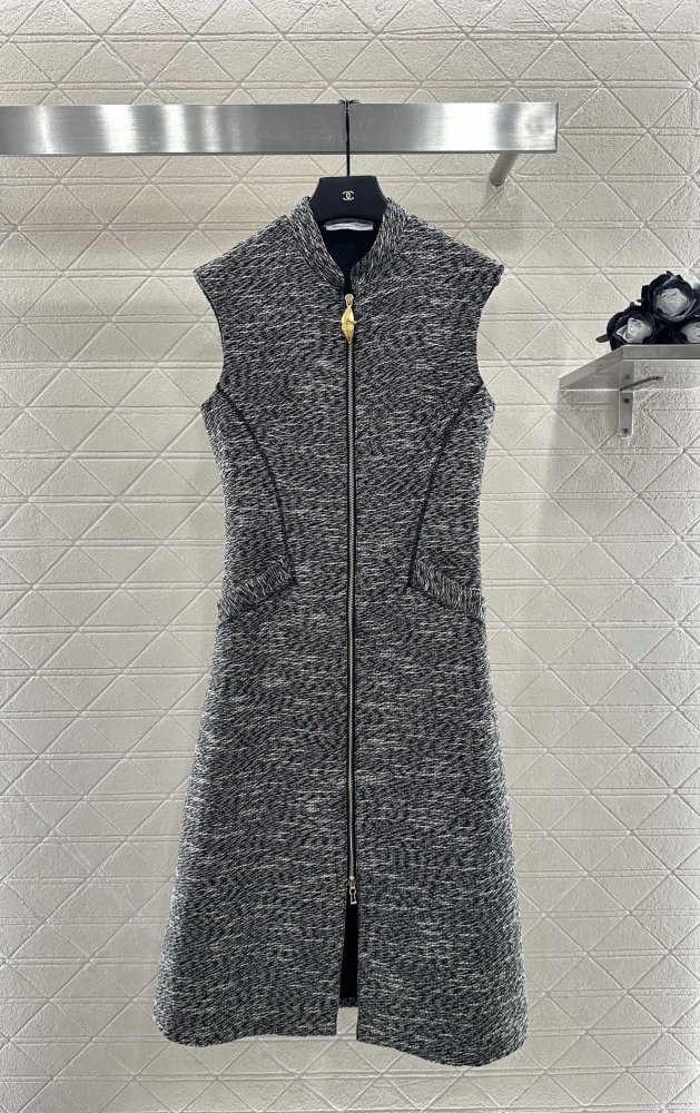 Платье без рукавов на молнии