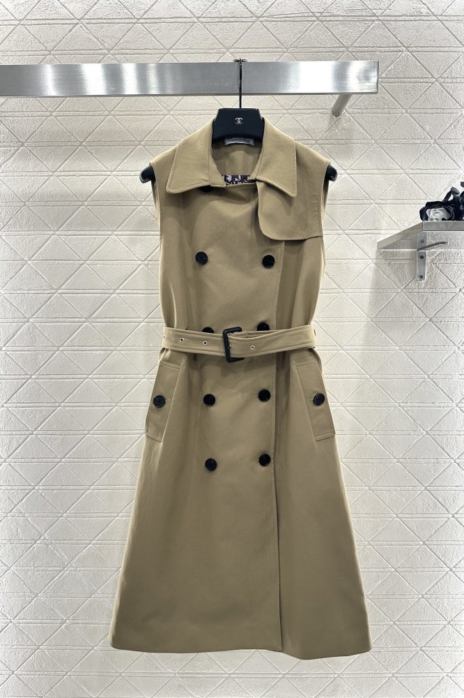 Платье без рукавов с поясом