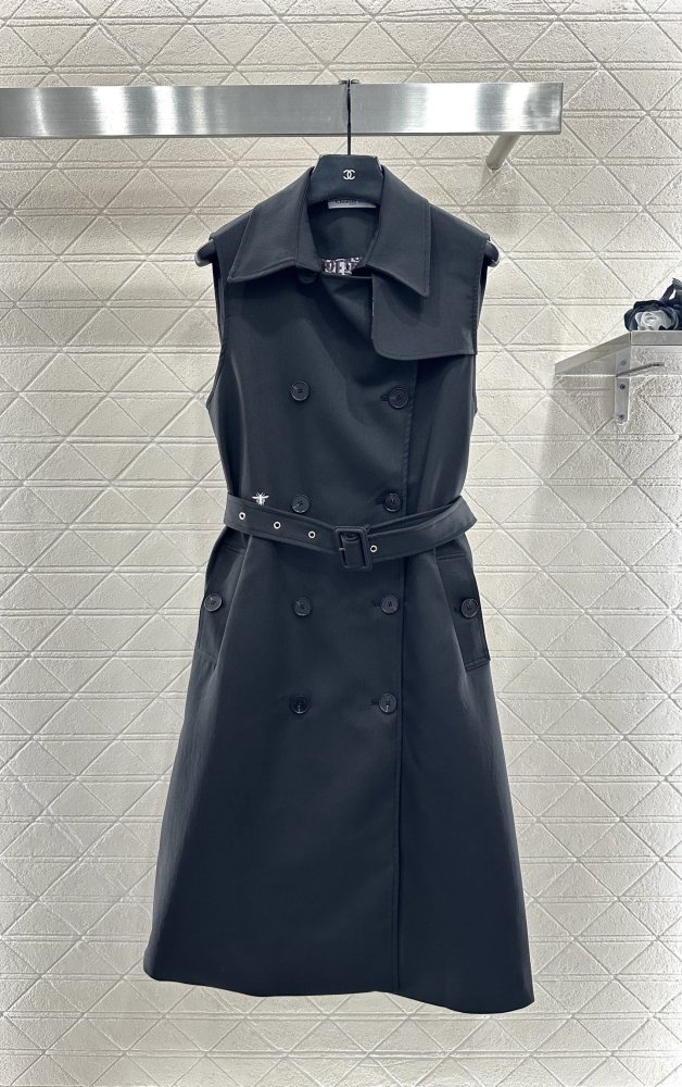 Платье без рукавов с поясом