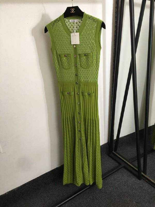 Платье без рукавов