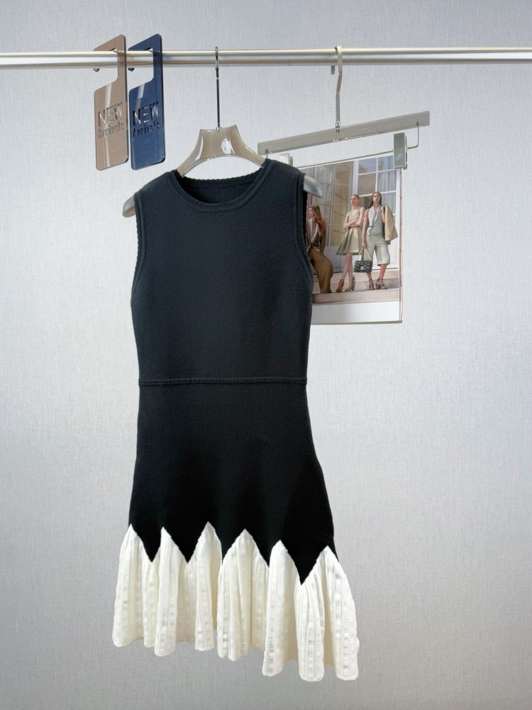 Платье без рукавов