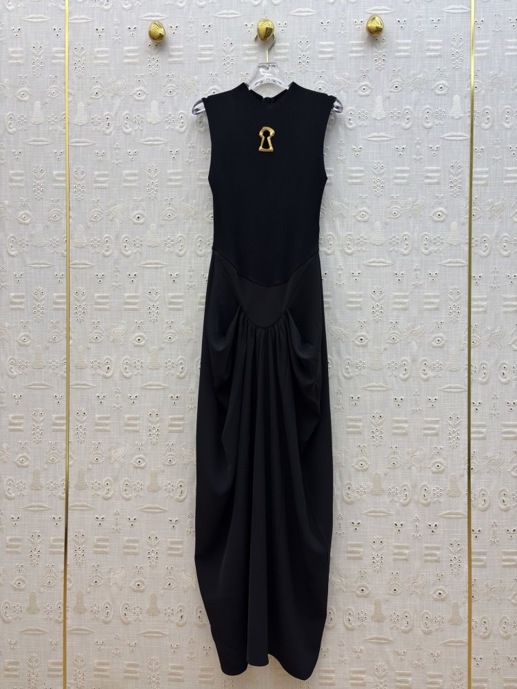 Платье без рукавов