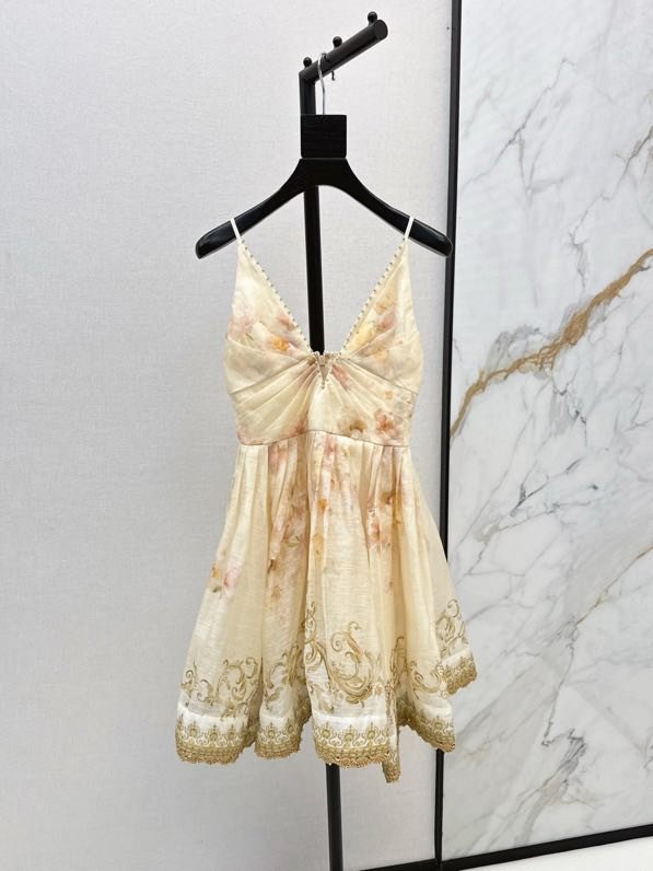 Dress of silks and flax