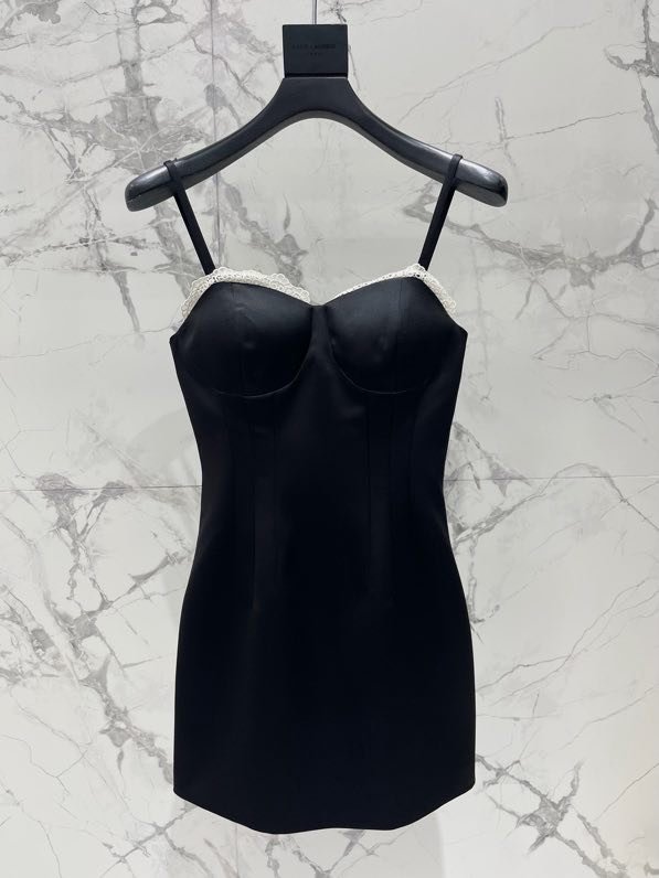 Платье комбинация облегающего кроя с кружевной отделкой