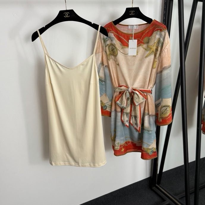 Платье облегающее с поясом на талии