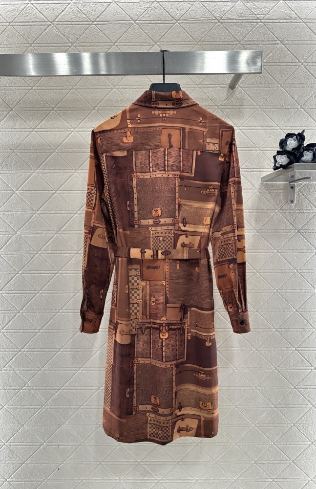 Платье рубашка с принтом и воротником с поясом фото 2