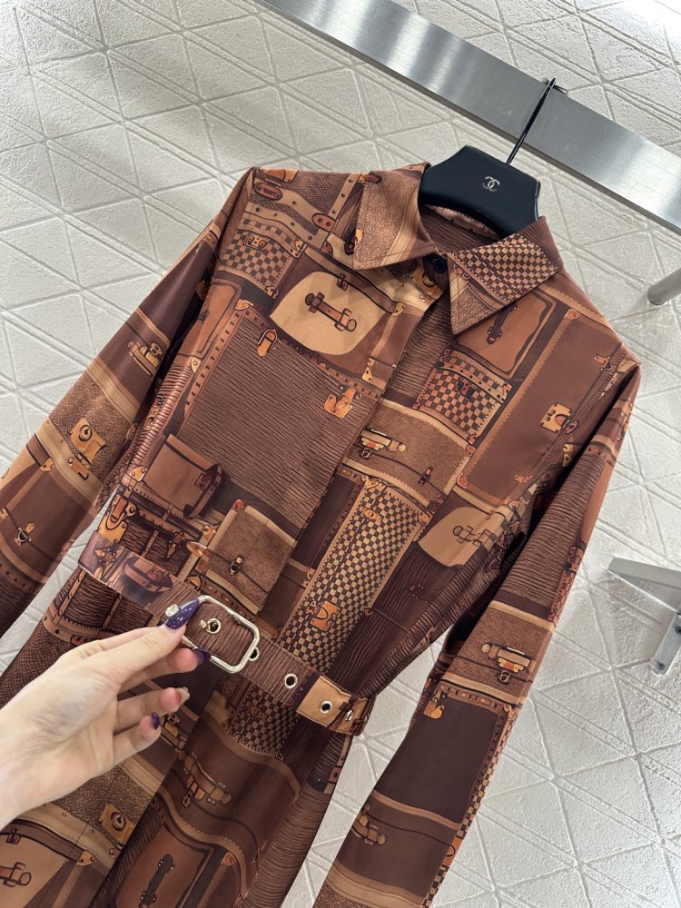 Платье рубашка с принтом и воротником с поясом фото 6