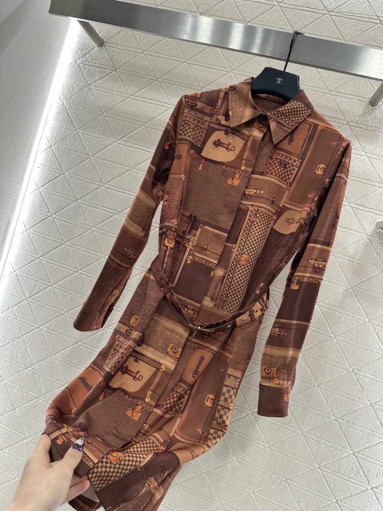 Платье рубашка с принтом и воротником с поясом фото 8