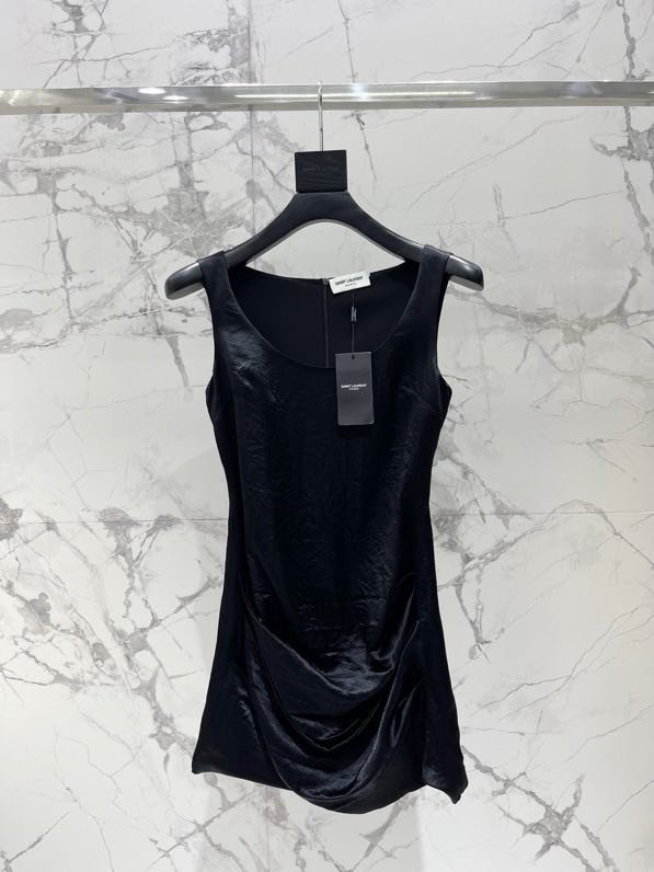 Dress from асимметричным U-neck Neck and thin straps