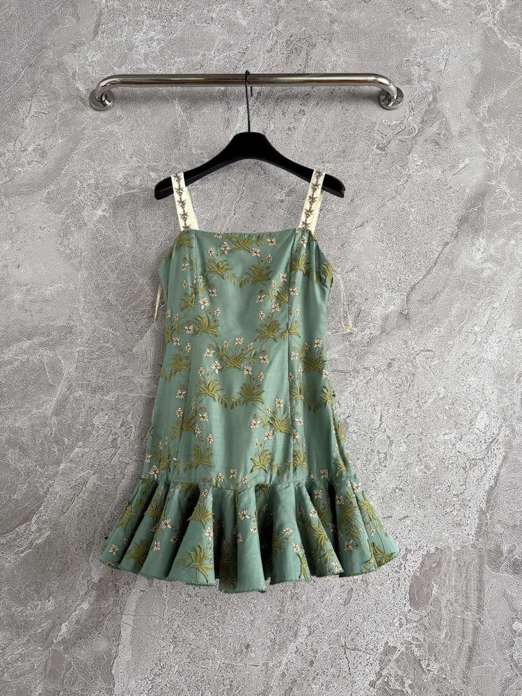 Платье с цветочной вышивкой