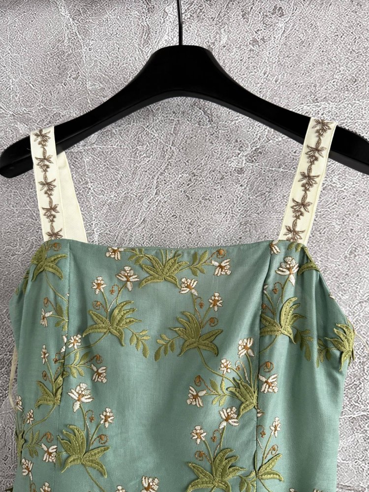 Платье с цветочной вышивкой фото 2