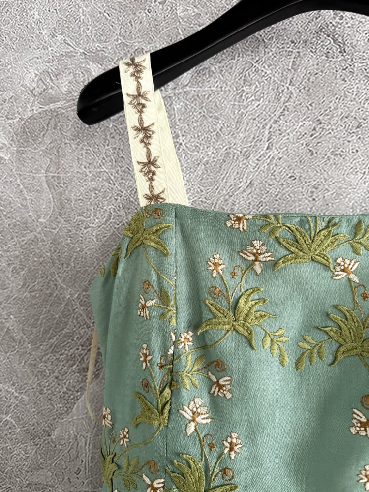 Платье с цветочной вышивкой фото 3