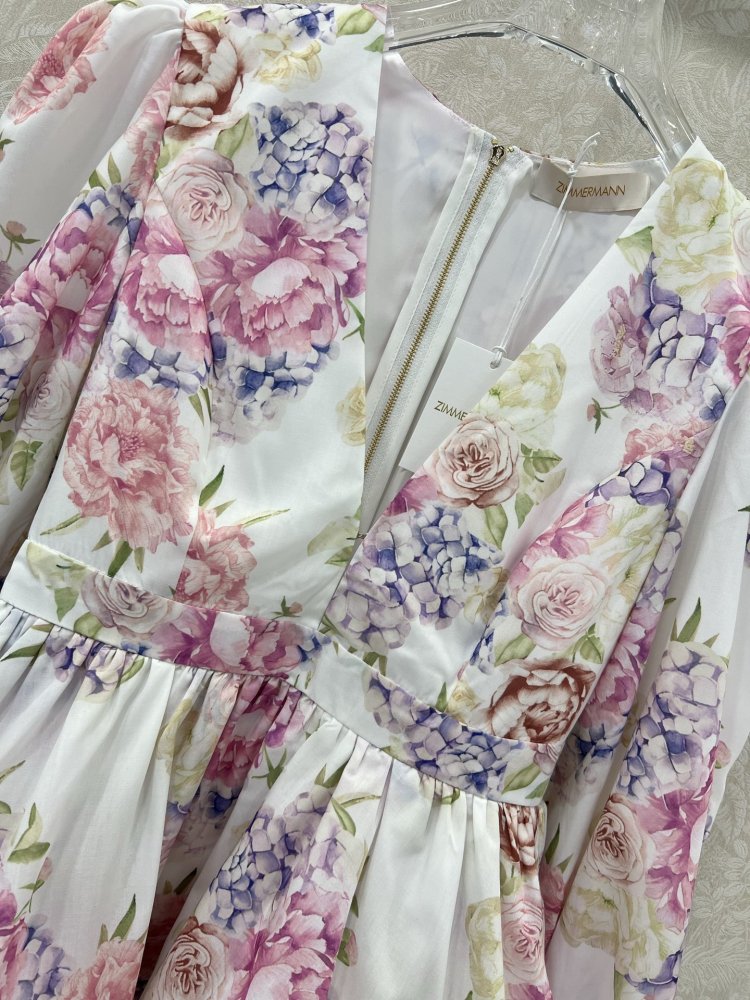 Плаття, Сукня з квітковим принтом відрізняється V-образним вирізом фото 3